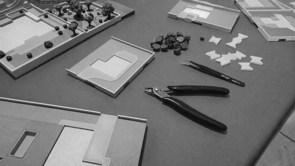 Maquette en cours d'assemblage à l'atelier, pièces imprimées en 3D avant montage