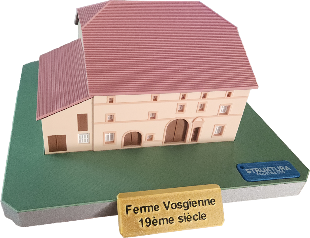 Maquette de patrimoine 1:100, ferme vosgienne du XIXᵉ siècle avec sa plaque gravée