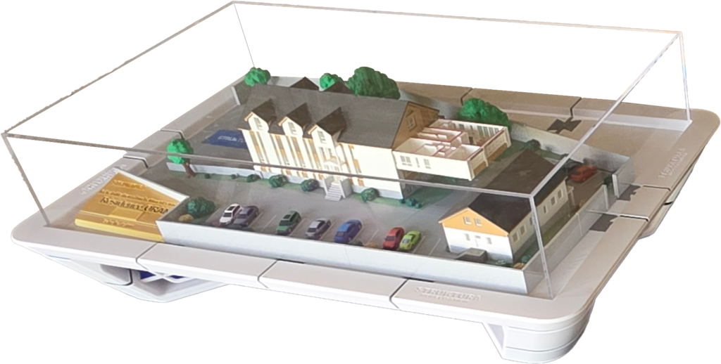 Maquette immobilière de résidence 1:100, sous vitrine sur socle éclairé