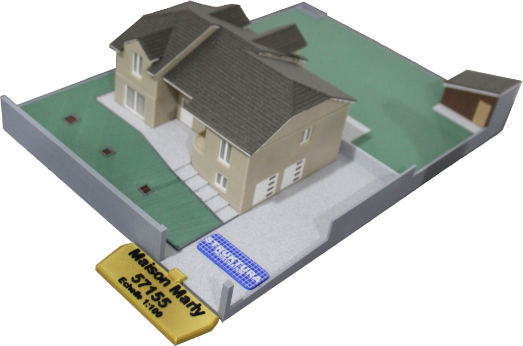 Maquette souvenir d'une maison individuelle 1:100, demi-niveaux avec terrain et muret