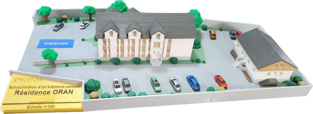 Maquette Résidence ORAN à l'échelle 1:100, bâtiment réhabilité avec parking et espaces verts